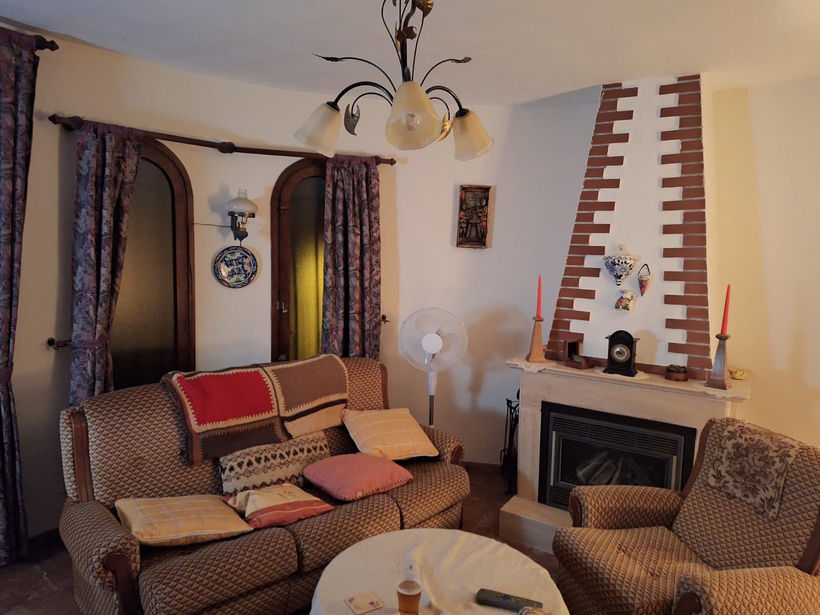 Wohnzimmer mit Kamin
